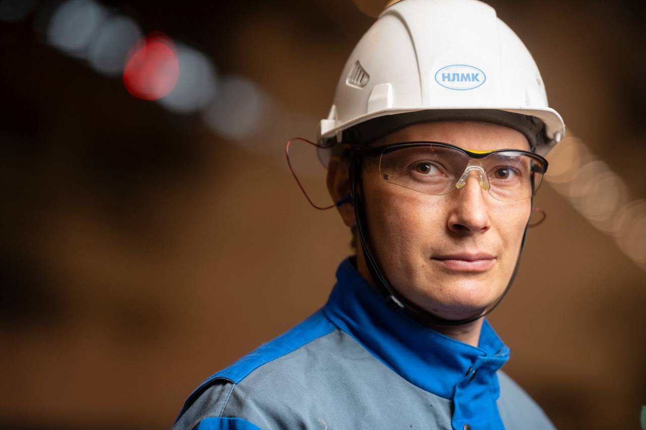 An engineer in a safety helmet and goggles